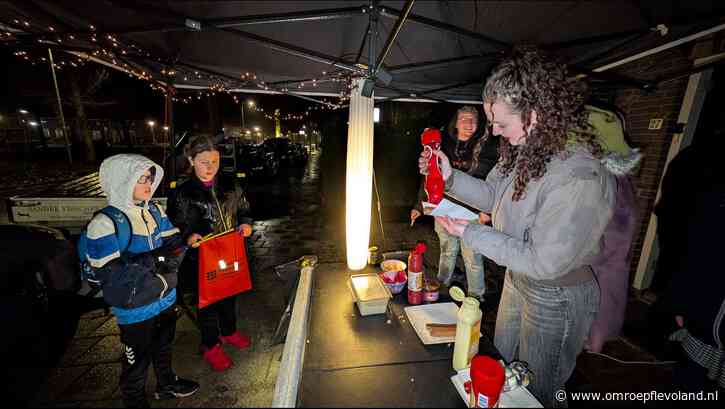 Flevoland - Frikandellen en snoep voor Sint-Maartenlopers: 'Die hele zak gaat op!'