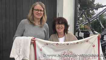 Flohmarkt mit Wäsche aus Omas Zeiten