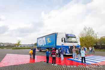 Leerlingen De Esdoorn kruipen achter het stuur van vrachtwagen: “Zo leren ze bij over de gevaren van de dode hoek”