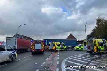 Fietser zwaargewond nadat hij onder vrachtwagen terechtkomt op steenweg in Erpe-Mere