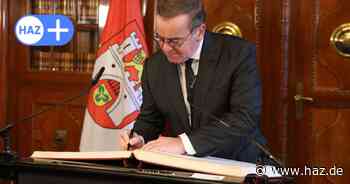 Gelöbnis in Hannover: Verteidigungsminister Boris Pistorius verewigt sich im Goldenen Buch der Stadt