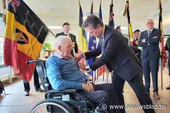 Franse ambassadeur speldt Vic (100) medaille Erelegioen op: “Ik weet niet wat ik als jongeling gedaan zou hebben”