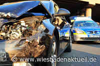 Auto landet nach Kollision senkrecht auf der Straße