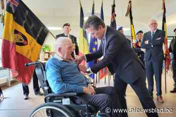 Franse ambassadeur speldt Vic (100) medaille van Erelegioen op: “Ik weet niet wat ik als jongeling gedaan zou hebben”