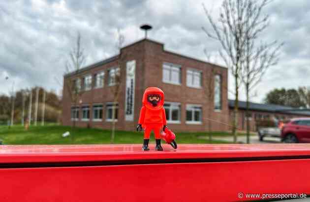 FW-OLL: Verursacher unbekannt: Niedliche Hingucker in Wildeshausen - Playmobil-Figuren erobern nun auch die Feuerwehr