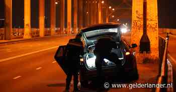 Man springt van Nijmeegse Waalbrug