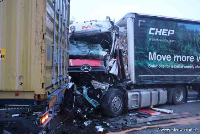 Trucker met zware verwondingen naar ziekenhuis na kop-staartaanrijding op gewestweg