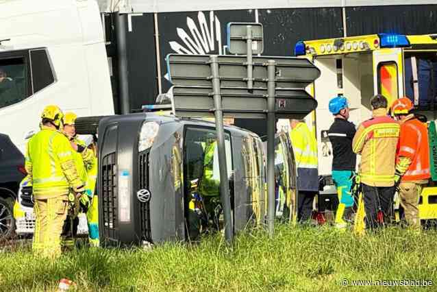 Auto kantelt na botsing op Westerring in Genk: inzittende bevrijd