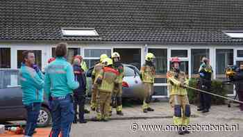 Oudere vrouw rijdt met auto gebouw binnen, brandweer bevrijdt inzittenden