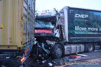 Trucker zwaargewond na kop-staartaanrijding op gewestweg
