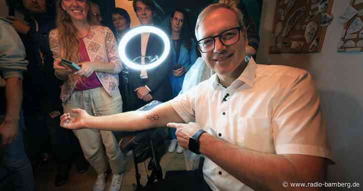 Abgeordnete lassen sich Organspende-Tattoo stechen