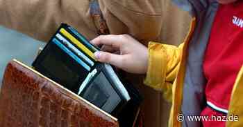 Wer hat den Dieb gesehen? Polizei Hannover sucht Täter wegen EC-Karten-Betrug