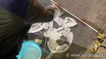 Tuscolana, la bike lane è scolorita? Un blitz notturno dei cicloattivisti la ridisegna