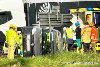 Auto kantelt na botsing op Westerring in Genk: 86-jarige man gewond