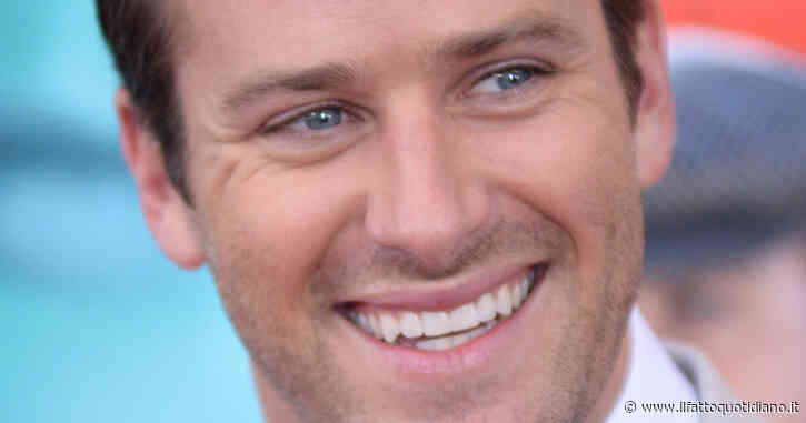 “Cosa mi ha regalato mamma per il compleanno? Una vasectomia”: Armie Hammer torna in campo dopo le accuse di violenza sessuale e cannibalismo