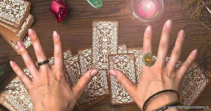 Paga 2 mila euro per un ‘legamento d’amore’ con l’ex fidanzato, ma il rito non funziona: donna 49enne denuncia la cartomante per truffa