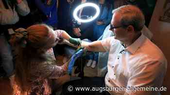 Bayerische Politiker lassen sich tätowieren, um für die Organspende zu werben