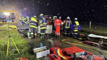 Frontalcrash in Emmering: Junge Frau aus Wrack gerettet