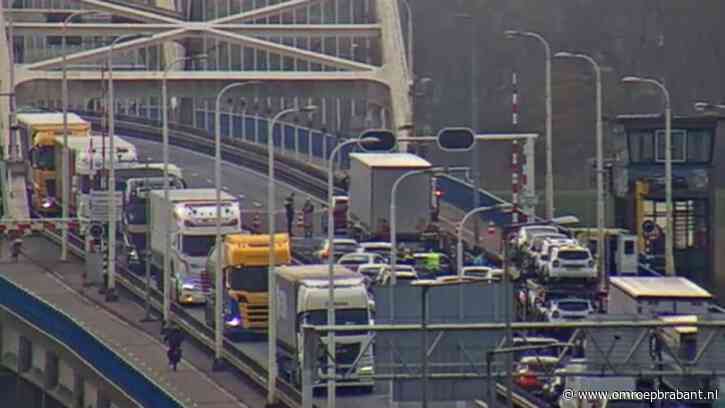 Ongeluk op snelweg A27 zorgt voor flinke file, weg dicht