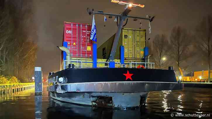 [UPDATE] Containerschip vaart tegen Amaliabrug in Gouda