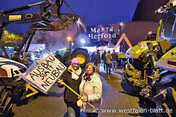 Mit Trillerpfeifen und Traktoren - Bauerndemo vor dem Marta in Herford