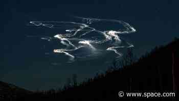 NASA rockets seed artificial clouds below glowing auroras in Norway (photo)