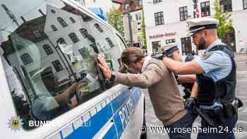 Mann (41) bedroht und attackiert Fahrgast (45) wegen umgefallenem Gemälde