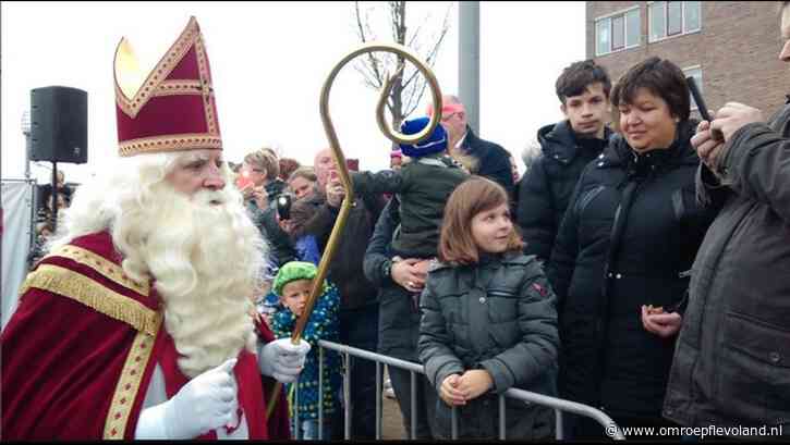 Almere - Sinterklaas in Almere: steltenlopers, suikerspinnen, stoomboten en sintparades