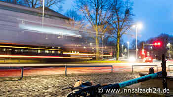 Betrunkener Mann (48) aus Kreis Mühldorf stürzt mit E-Scooter in Waldkraiburg: schwer verletzt