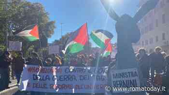 Lo sciopero degli studenti di Roma, doppio corteo contro il governo Meloni e per la Palestina