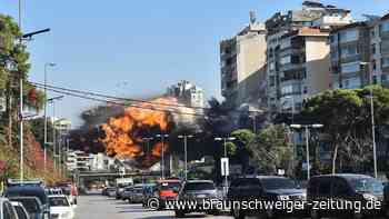 Angriffe im Libanon: Gebäude bricht in Feuerwolke zusammen