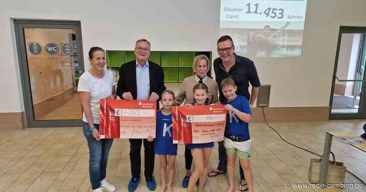 Kinder helfen Kindern: Oberbürgermeister verliert Schwimmwette