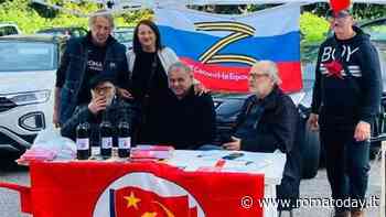 Bandiera russa al banchetto comunista, ex soldato ucraino la strappa e spruzza spray urticante contro i militanti