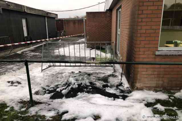 Grasrobot KVC Deerlijk begint spontaan te branden: “Een geluk dat hij niet tegen de houten kantine stond”