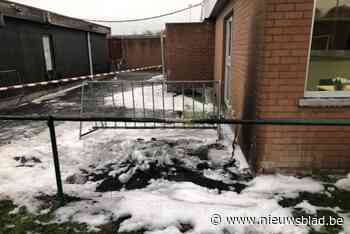 Grasrobot begint spontaan te branden: “Nog een geluk dat hij niet tegen de houten kantine stond”