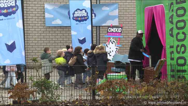Almere - Opblaasbioscoop op schoolplein voor kinderen in arme gezinnen