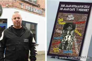 Cafébaas Filip (53) schrijft boek over 300 jaar uitgaan in zijn gemeente: “Wij hadden al een jukebox toen er in ’t stad nog lang geen sprake van was”