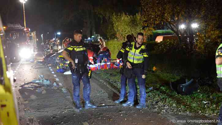 Zwaargewonden en ravage nadat auto van de weg raakt