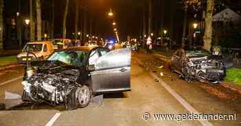 Drie gewonden bij frontale botsing tussen twee auto's in Apeldoorn