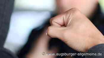 Streit über Müllentsorgung eskaliert: Männer starten Prügelei bei der Arbeit