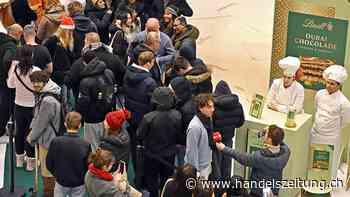 Menschen stehen in Kilchberg ZH Schlange wegen der Dubai-Schokolade