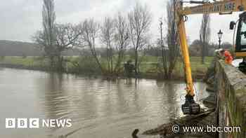 Road to shut so tree wedged in bridge can be freed
