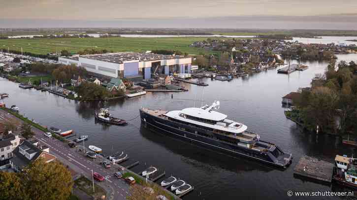 Superjacht ONE verlaat bouwhal bij Feadship-werf in Kaag
