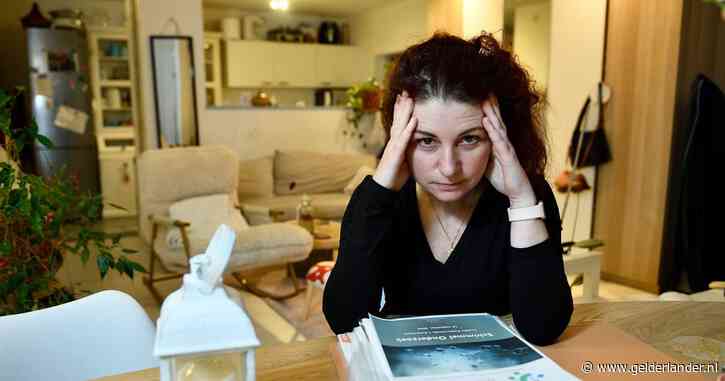 Het huis van Inge zit zó vol schimmel dat ze eruit moet: ‘Het zit zelfs in het tafelblad en de harp’