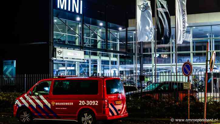 Auto vliegt in brand in werkplaats van autodealer