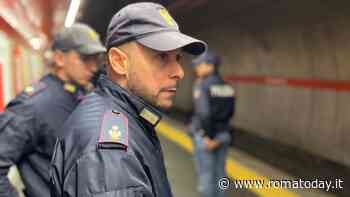 Furti in metro: banda di borseggiatrici si fa largo fra la folla inseguita dalla polizia, una era incinta