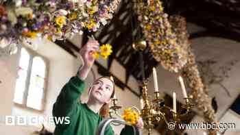 Cotehele's flower garland back for Christmas