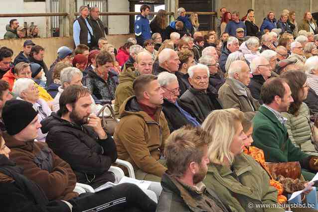 Dierenvrienden samen in manege Verbrande Brug voor Sint Hubertusviering