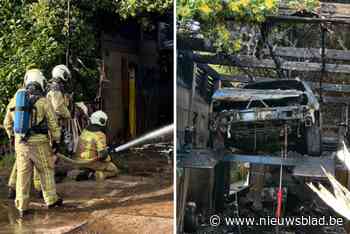 Auto vat vuur terwijl eigenaar eraan sleutelt: garage volledig uitgebrand, geen gewonden