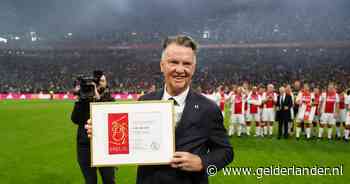 Louis van Gaal benoemd tot erelid van Ajax: ‘Ik ben zeer verrast, jullie zijn geweldig!’